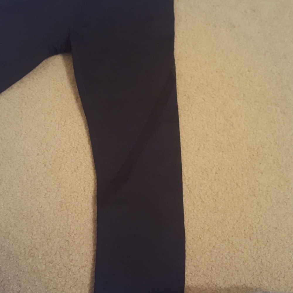 BNWT Fabletics Capris - Picture 4 of 5